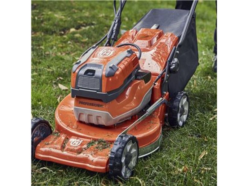 Tagliaerba a batteria semovente Husqvarna LC551iV taglio 51cm velocitA~ variabile