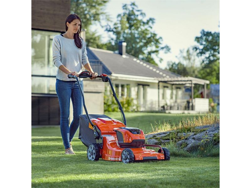 Tagliaerba a scoppio semovente Husqvarna LC 140 SP taglio 40cm 123cc 2.6Hp