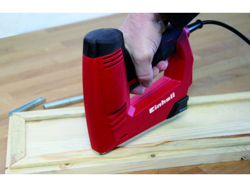 Graffettatrice chidotrice elettrica Einhell TC-EN 20 E con graffette e chiodi