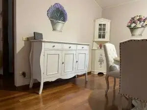 Credenza sagomata Shabby chic in legno laccata bianca anticato