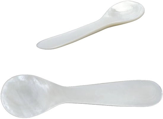 Due cucchiai di caviale in conchiglia per tavola e dessert