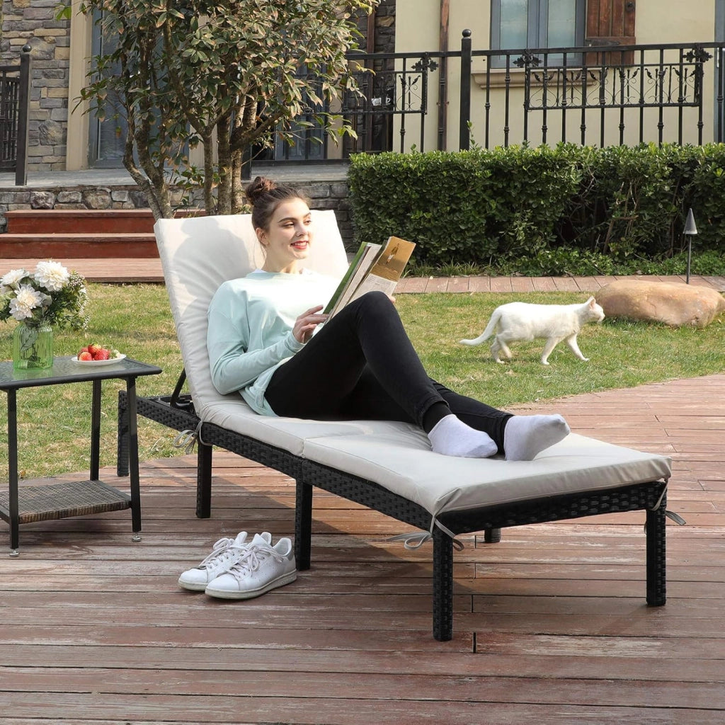 SONGMICS Lettino Prendisole, Sdraio in Rattan Sintetico, Materassino di 5 cm, Schienale Inclinabile, 59 x 198 x 28 cm, Max Portata 150 kg, Giardino Balcone Terrazzo, Beige GCB27BRV1