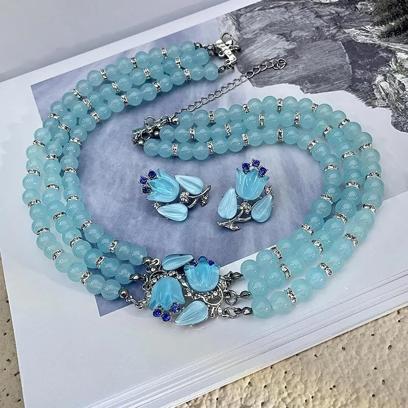 Set composto da collana e orecchini con cristalli blu: gioielli realizzati a mano con perline.