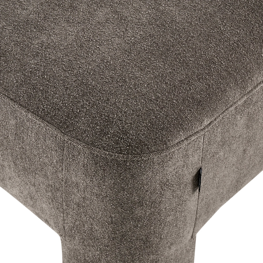 Rivestimento in tessuto marrone ottomano texture morbida gambe cilindriche stile organico