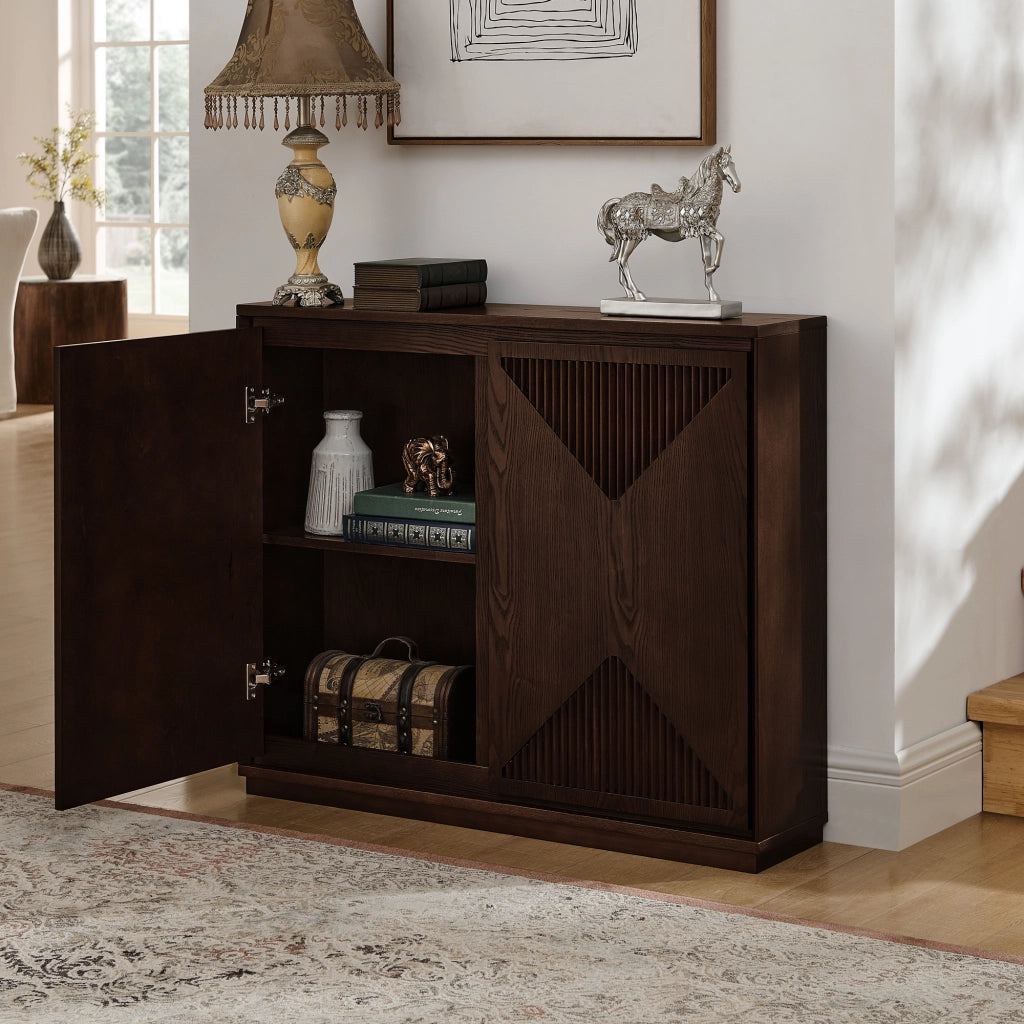 Credenza con ante scanalate a V e aperture per prese in legno e MDF noce