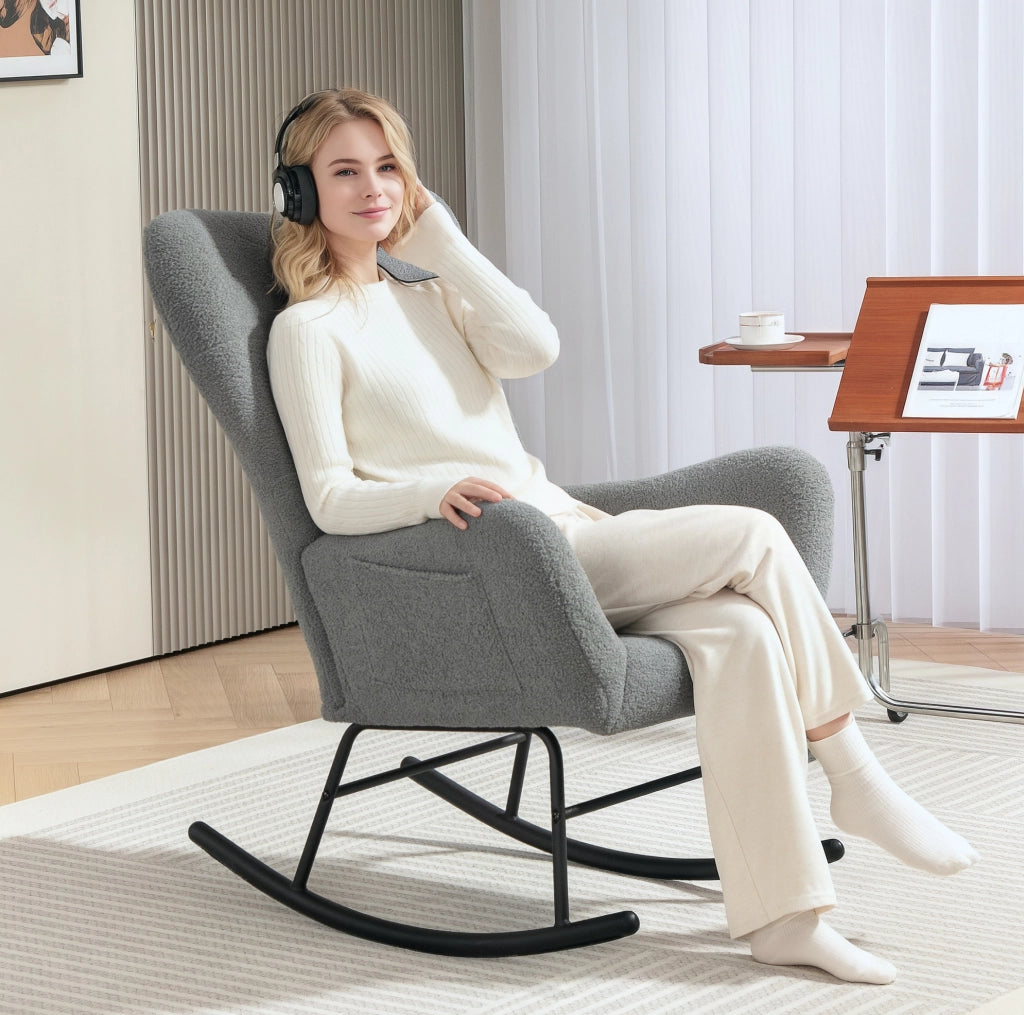 Poltrona a dondolo 95x67x100 cm in tessuto peluche grigio， con braccioli e tasca