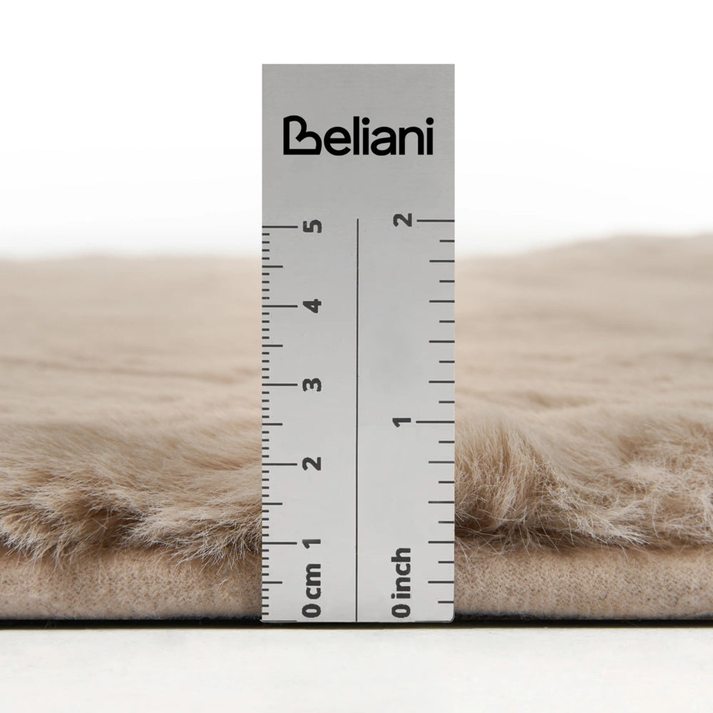 Tappeto Irregolare Beige in Finta Pelliccia 80 x 120 cm a Pelo Lungo per Soggiorno con Retro in Poliestere Stile Moderno