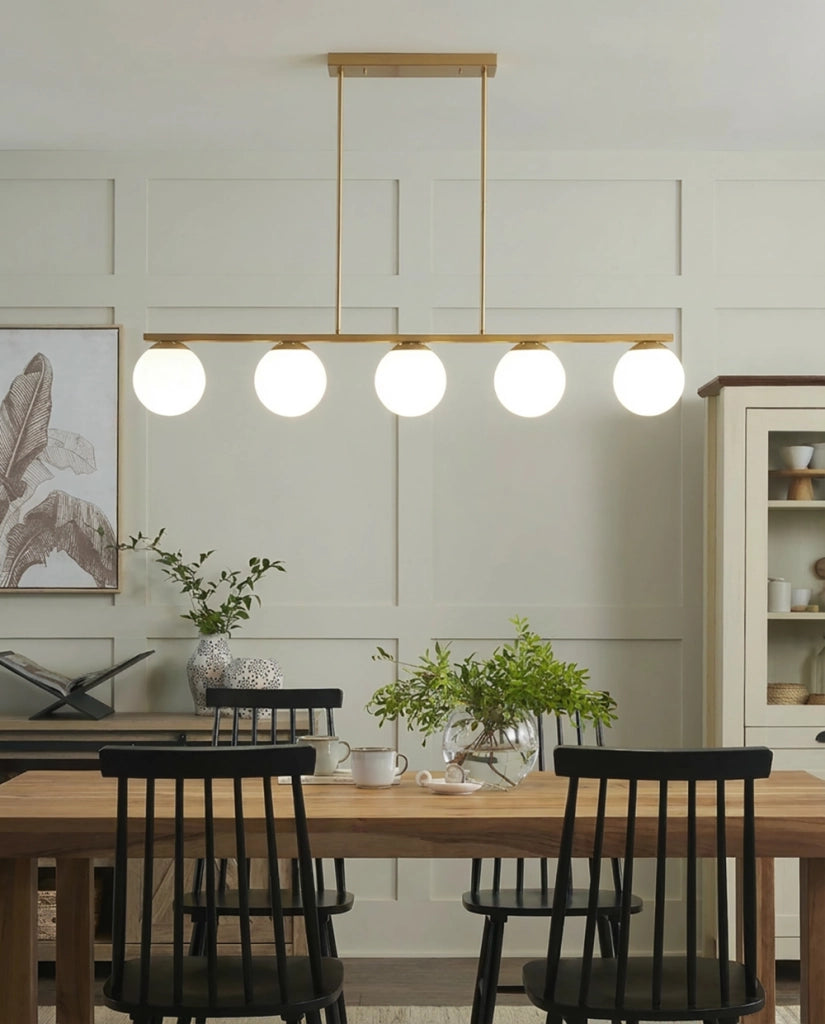 Lampada a Sospensione Metallo dorato 62 cm 5 Luci Binario Sferico Paralumi Vetro Bianco Glamour Design Cucina Sala da Pranzo