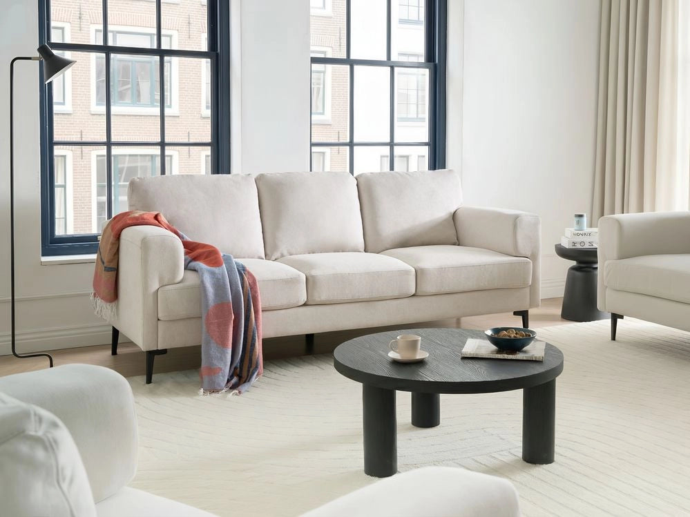 Divano minimalista moderno di metà secolo in tessuto a 3 posti con gambe in metallo rivestite e braccioli beige chiaro
