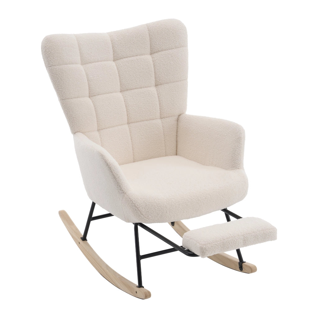 Sedia a dondolo beige con rivestimento in morbido sherpa e poggiapiedi estensibile.