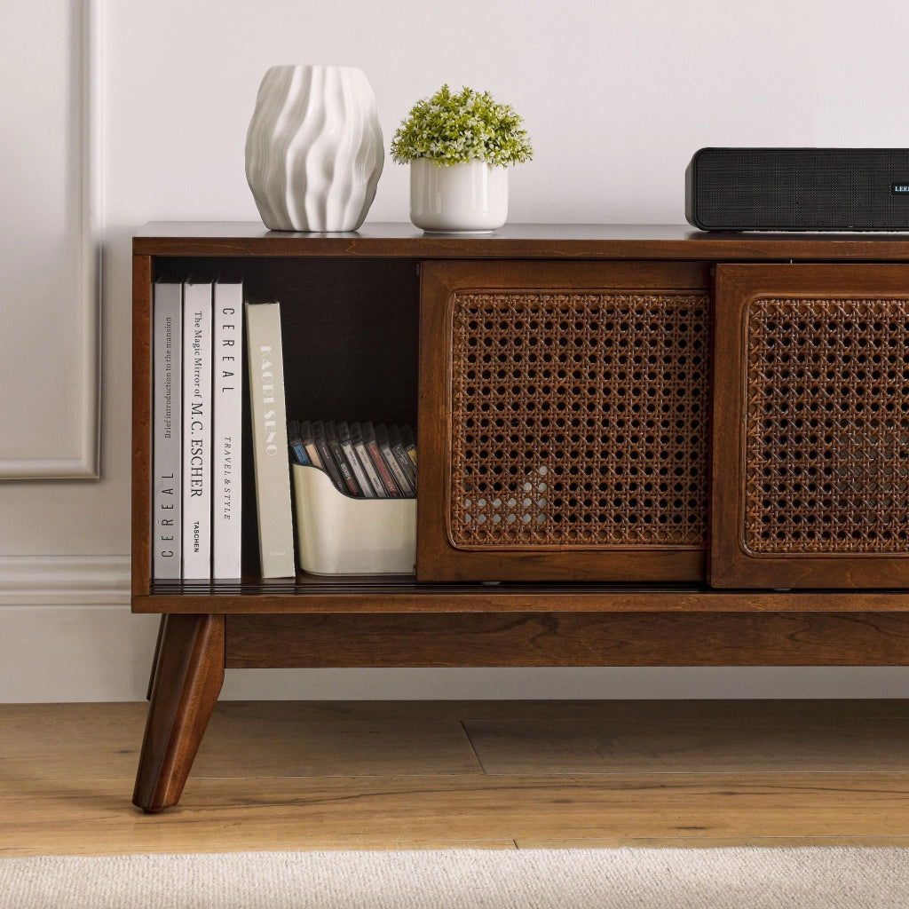 Mobile TV con ante in rattan e ripiani in legno e MDF noce