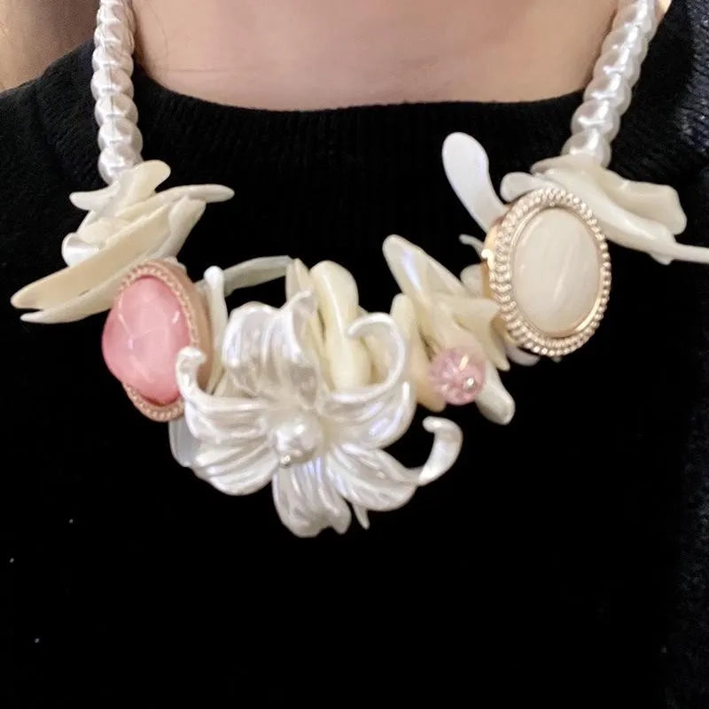 Collana di perle a forma di fiore in conchiglia, realizzata a mano: design naturale e irregolare