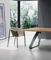 Sedia da pranzo Nari con scocca a guscio imbottita in tessuto Tortora e gambe in metallo Nero dal design moderno - 56x58x79 cm