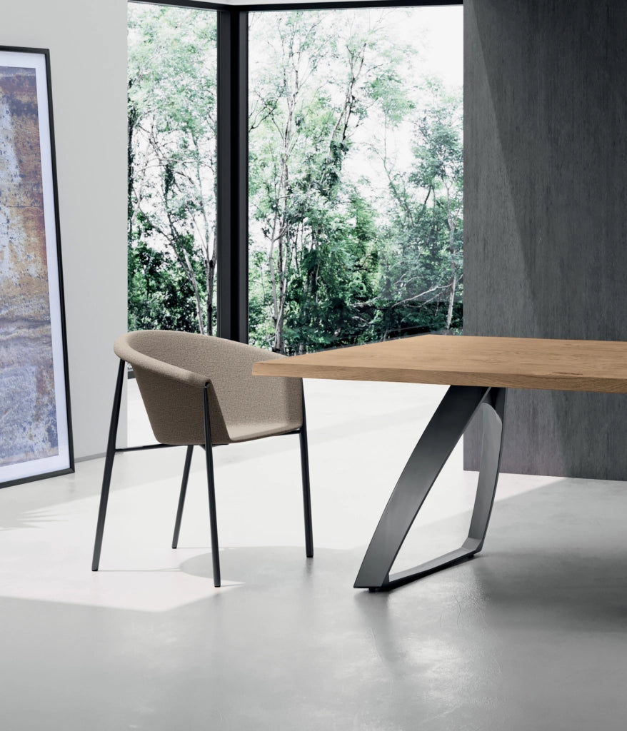 Sedia da pranzo Nari con scocca a guscio imbottita in tessuto Tortora e gambe in metallo Nero dal design moderno - 56x58x79 cm