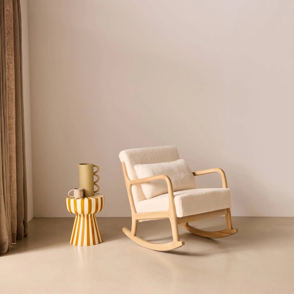 Poltrona scandinava a dondolo in legno e tessuto bouclé, crema