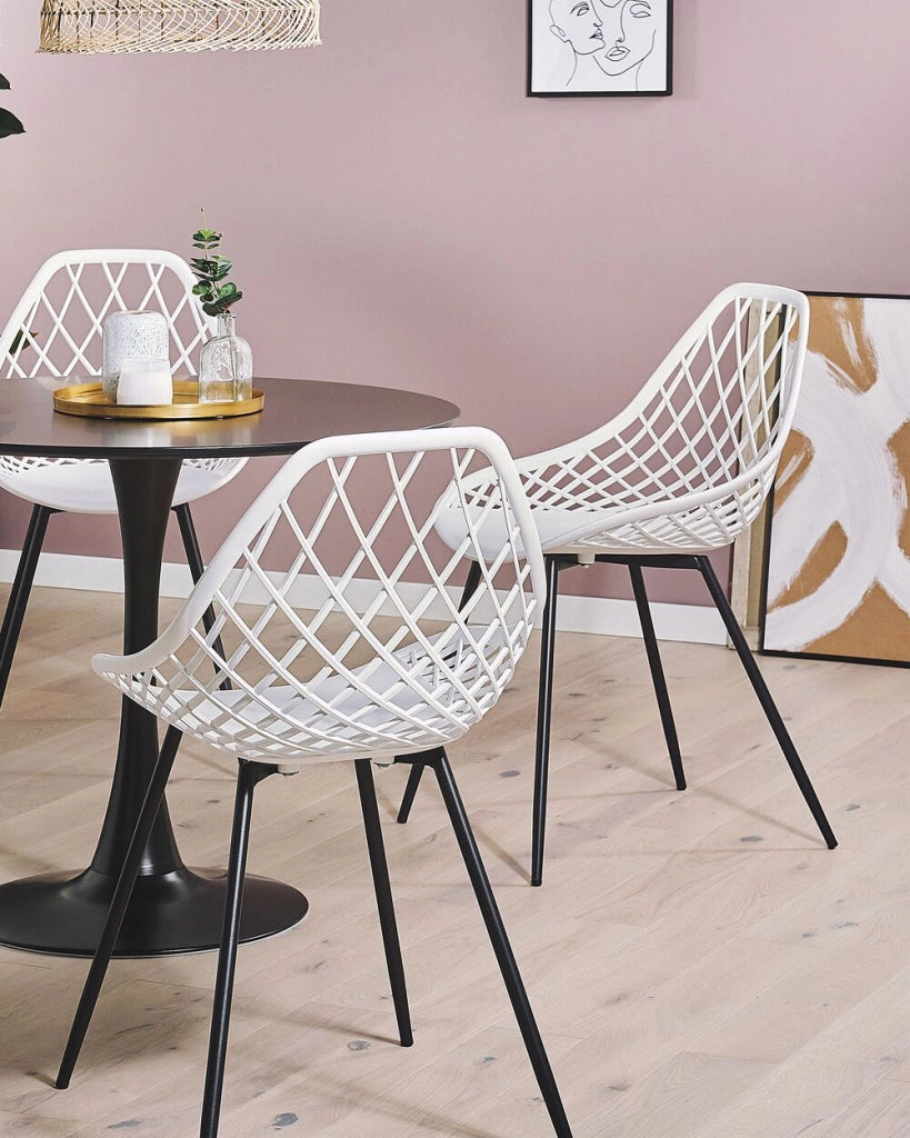 Set di 2 Sedie da Pranzo Seduta Sintetica Bianca Gambe in Metallo Nero Schienale Net Design Moderno Scandinavo