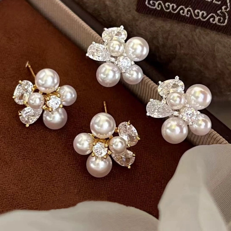 Orecchini romantici a forma di fuoco d'artificio con perle e petali a goccia con zirconi.