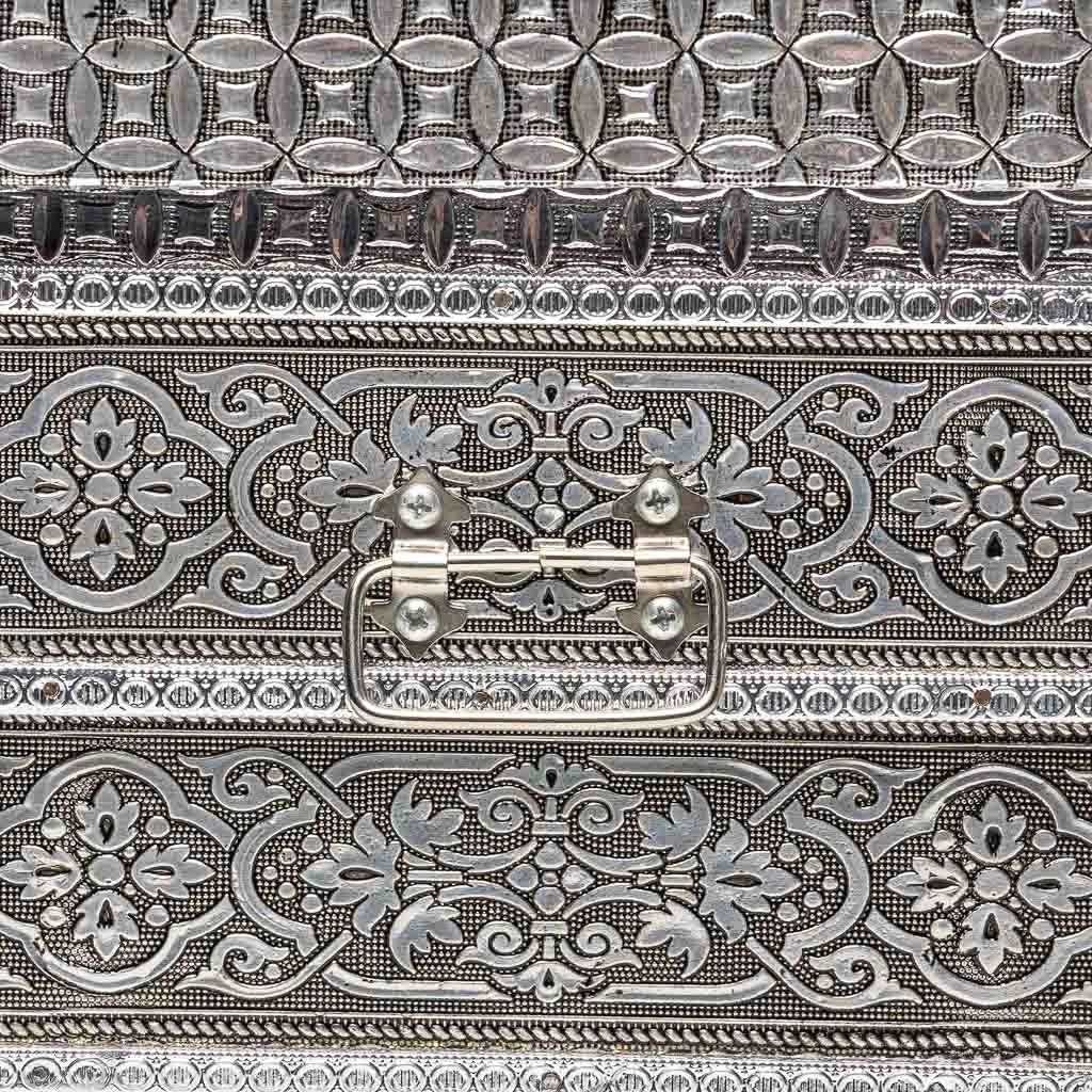 Portagioie in metallo argentato sbalzato 30x20x25h