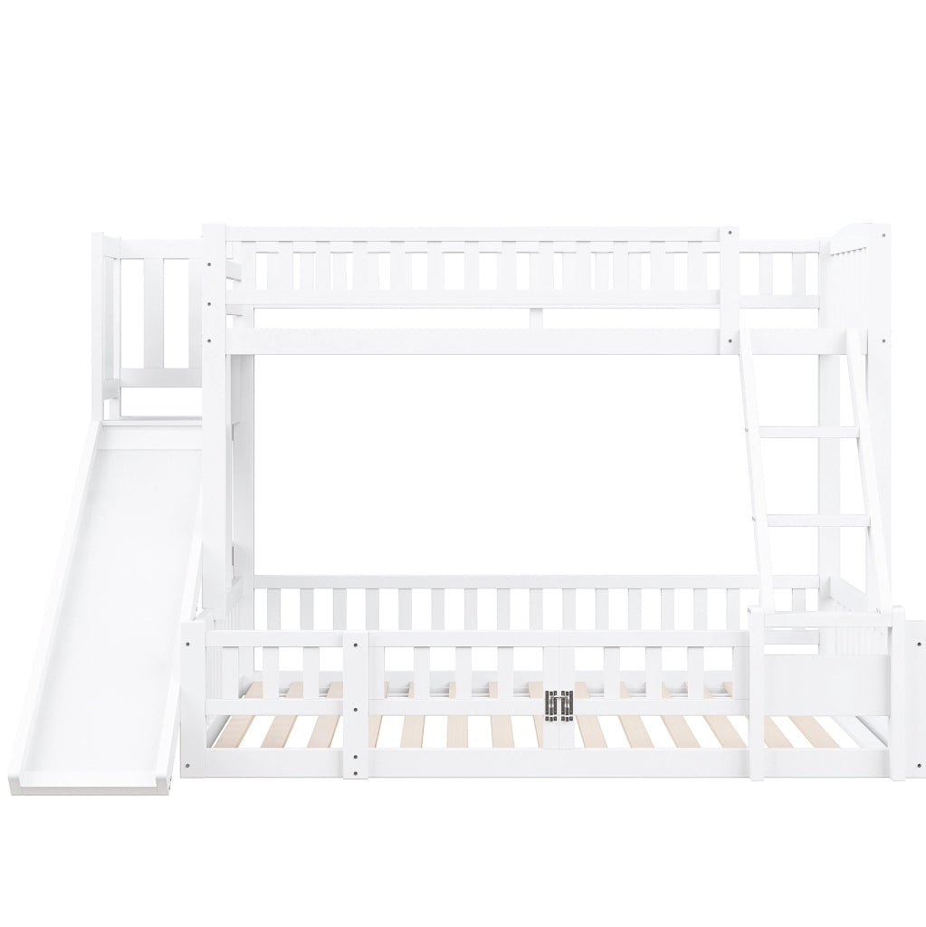 Letto a castello ULEVR 140x200 cm con scivolo, scaletta, sponde e ripiani, pino e MDF bianco