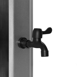 Surya Silver - Doccia solare da giardino 35L in PVC. Doccia a riscaldamento solare Doccia da esterno con rubinetteria in acciaio e soffione orientabile. Colore argento e nero opaco.