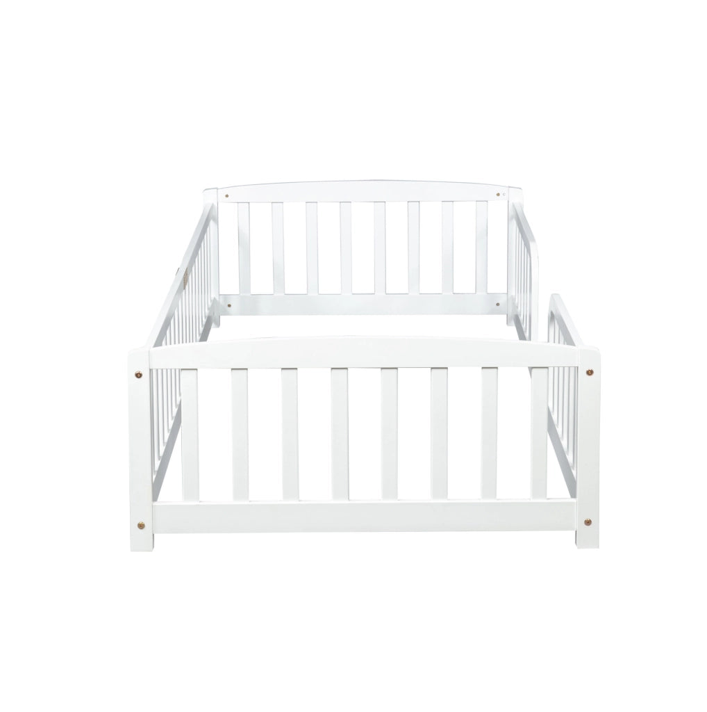 Letto a pavimento 90x200 cm con ingresso centrale; legno di pino e multistrato bianco