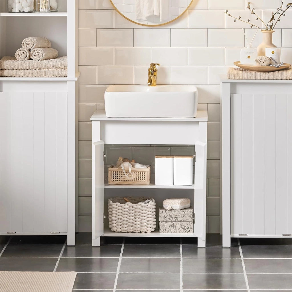 Mobile Sottolavabo Bagno – Mobiletto Bagno con 2 Ante, Ripiano Regolabile & Coprisifone – Mobile Bagno Salvaspazio Compatto, Bianco, 60x65,5x34cm BZR101-W