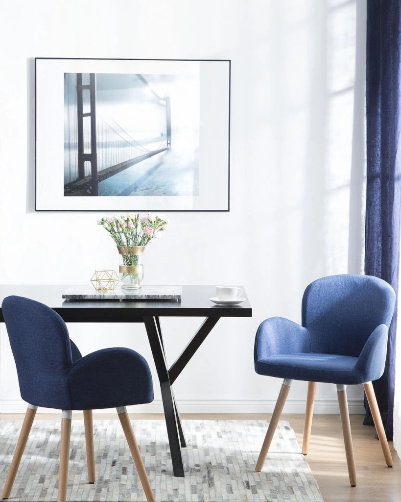 Set di 2 sedie da pranzo rivestimento in tessuto blu gambe in legno chiaro stile moderno eclettico