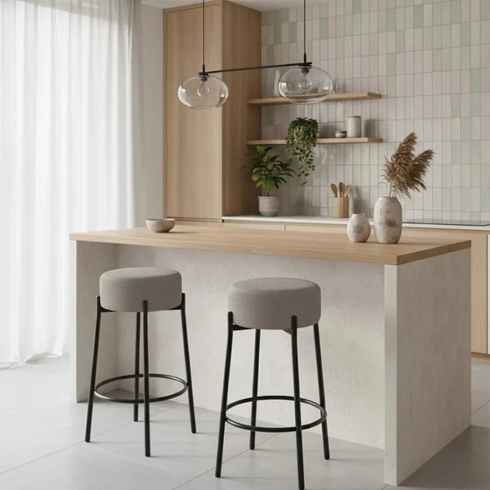Set di 2 sgabelli da bar e cucina in tessuto grigio chiaro Toffee con struttura in metallo e poggiapiedi | Duzzle