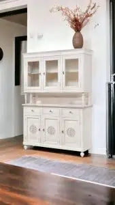 Credenza cristalliera napoletana in legno 3 ante Shabby chic bianco anticato decorata