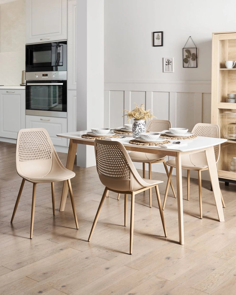 Set di 4 sedie da pranzo Beige Seduta sintetica Gambe in metallo Seduta moderna semplice e minimalista