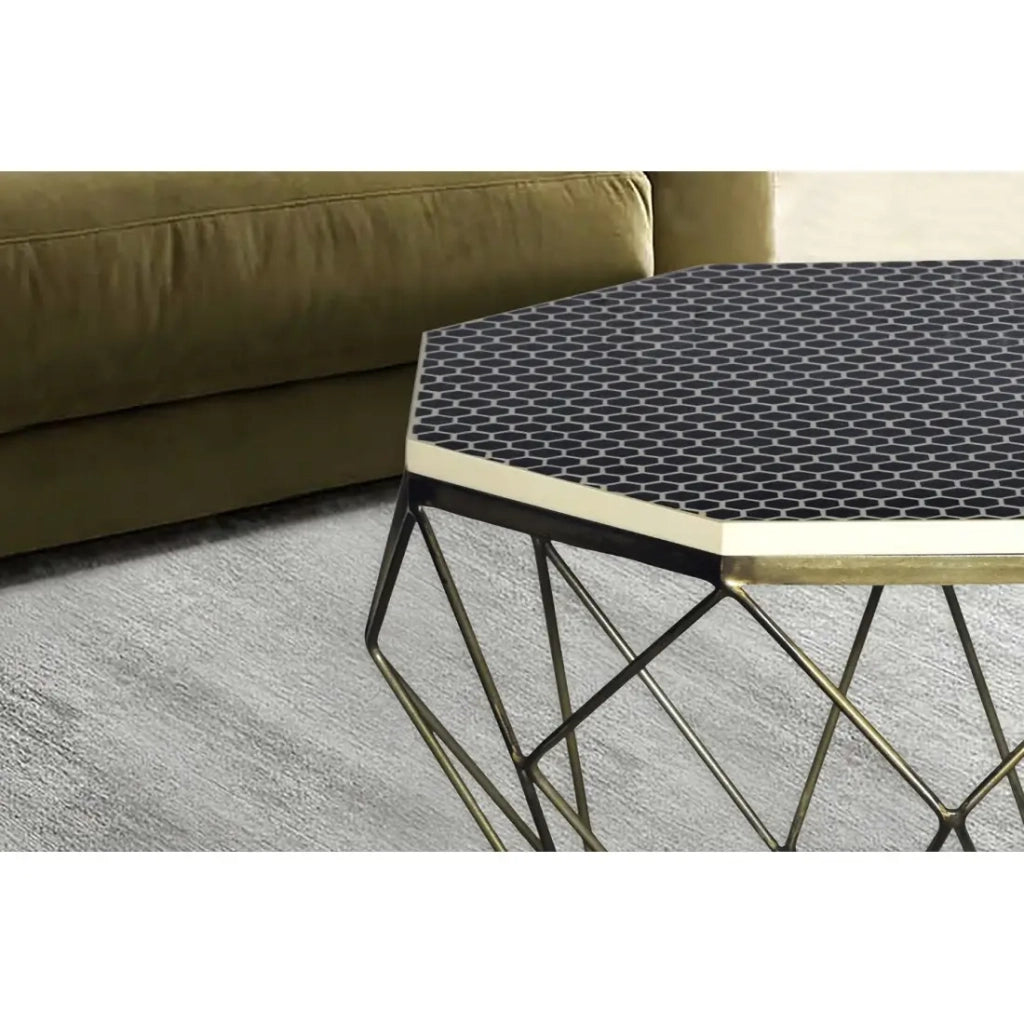 Tavolino basso NEXORA 69 cm in poliresina nera e ferro finitura ottone design geometrico