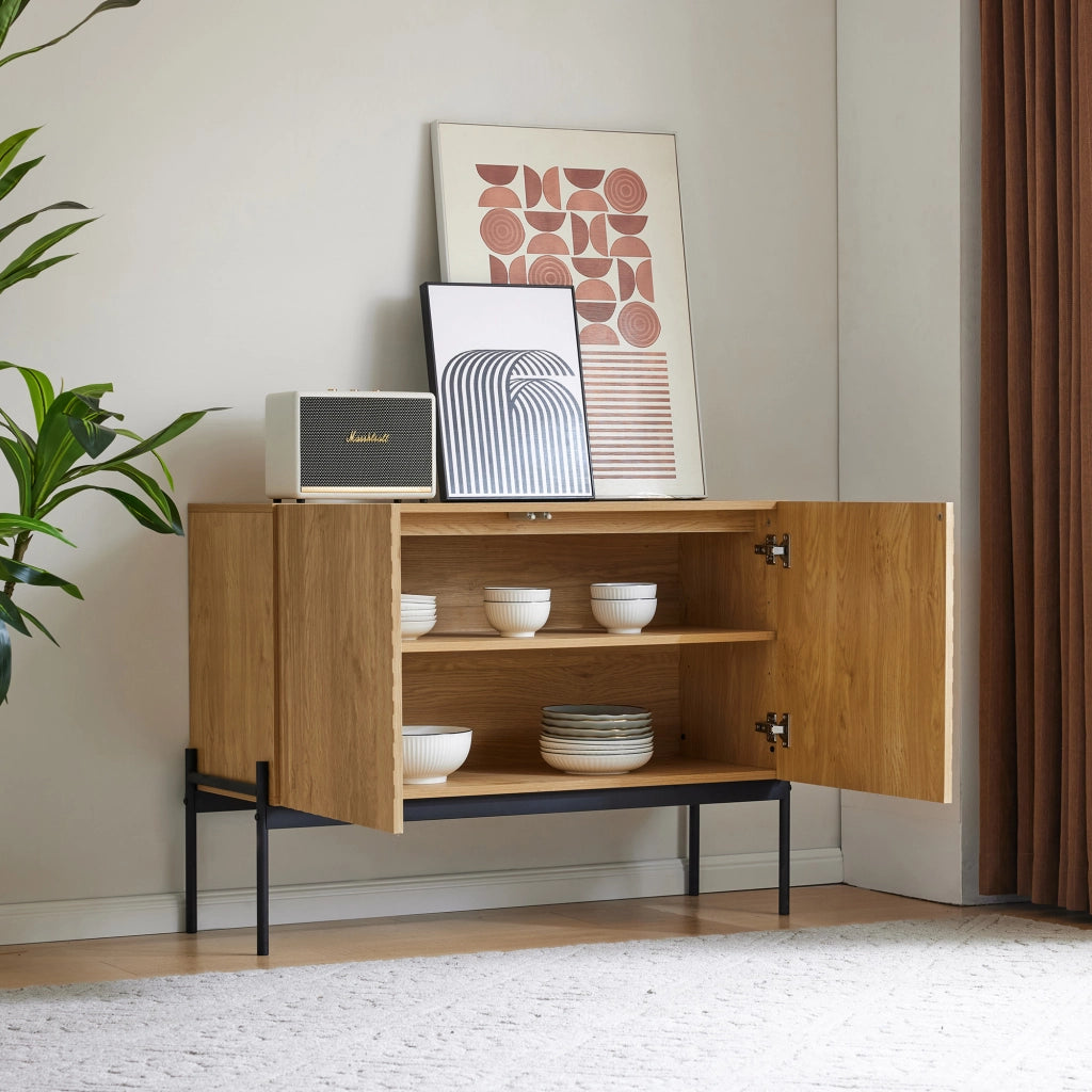 Credenza a 2 ante in effetto naturale con struttura in truciolare e ripiano regolabile