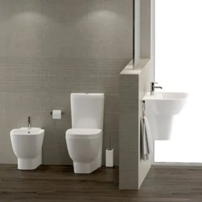 Wc filomuro monoblocco Rak One con scarico universale e copriwc