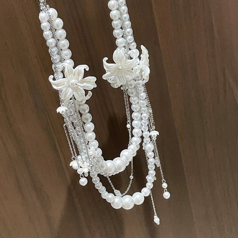 Catena per il corpo/vita francese a pi¨´ strati con nappe floreali e perle.