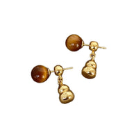 Orecchini a due paia con sfera geometrica 3D a forma di zucca e occhio di tigre.