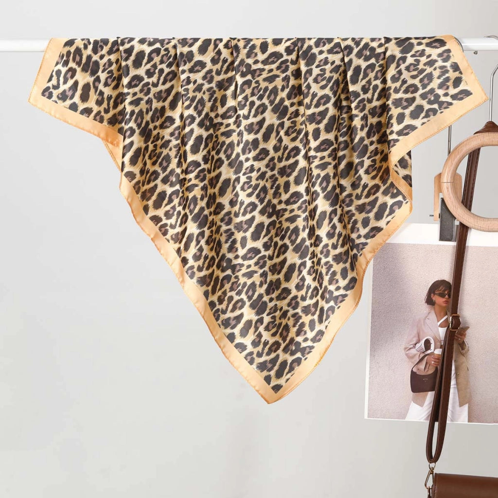 Eleganti e trendy sciarpe di seta da donna, realizzate in pura seta.
