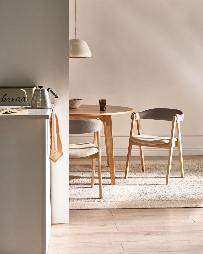 Set di 2 sedie da pranzo Rivestimento in poliestere marrone chiaro e tortora Gambe in legno di gomma Stile tradizionale retrò