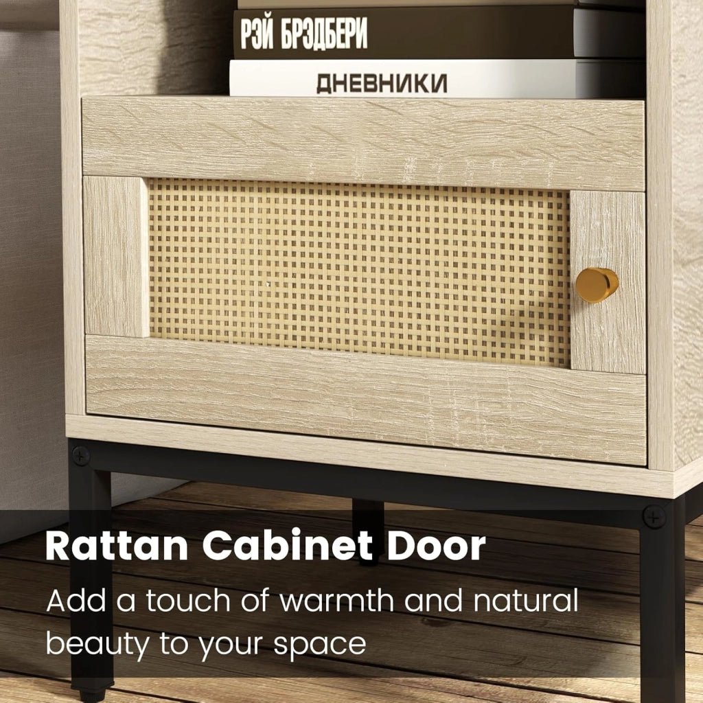 Comodino in Rattan, Tavolino Boho con Armadietto e Mensola, Tavolo Accento per Letto con Gambe in Metallo, Tavolo Compatto in Stile Fattoria per Camera da Letto, Soggiorno, Naturale (2)