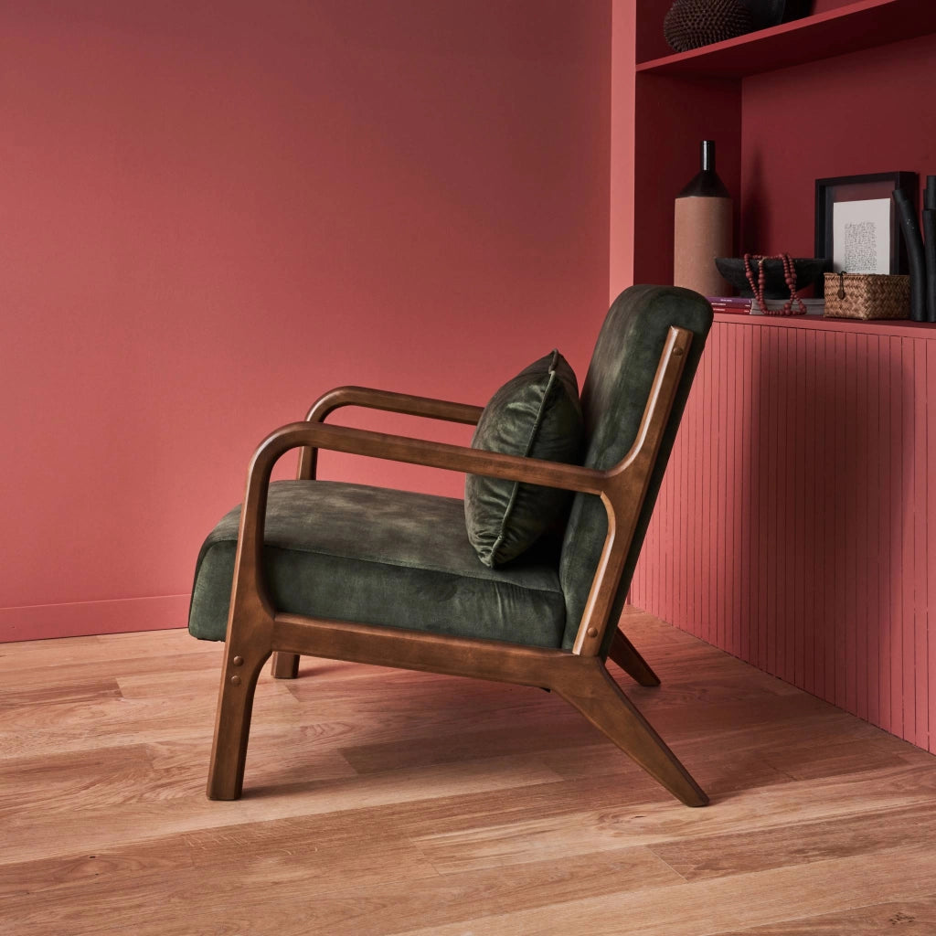 Poltrona scandinava in velluto e legno di hevea tinto noce scuro, kaki