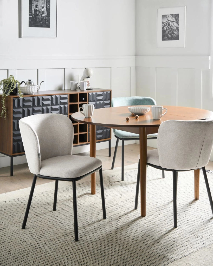 Set di 2 sedie da pranzo in tessuto Tappezzeria beige chiaro Gambe in metallo nero Design moderno e retrò