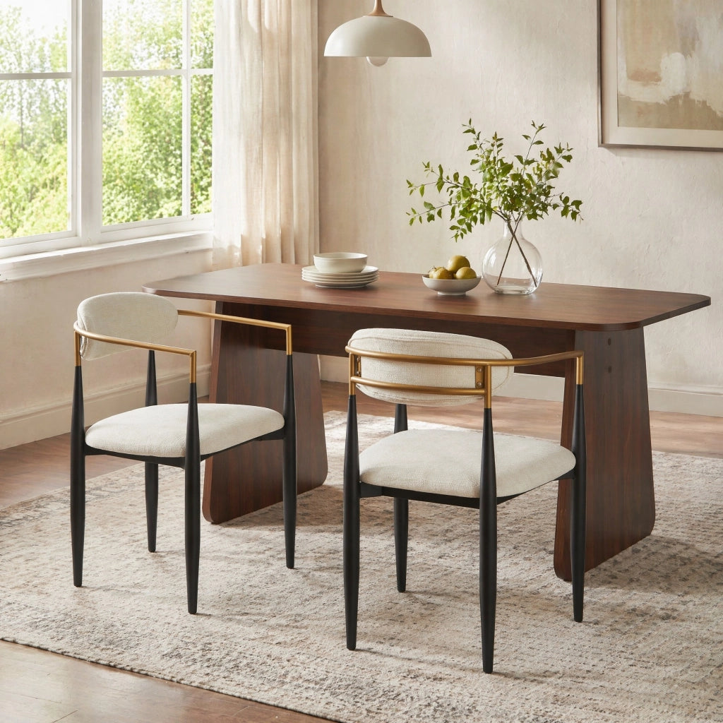 Sedia da pranzo in tessuto beige con struttura in metallo nero e dettagli oro