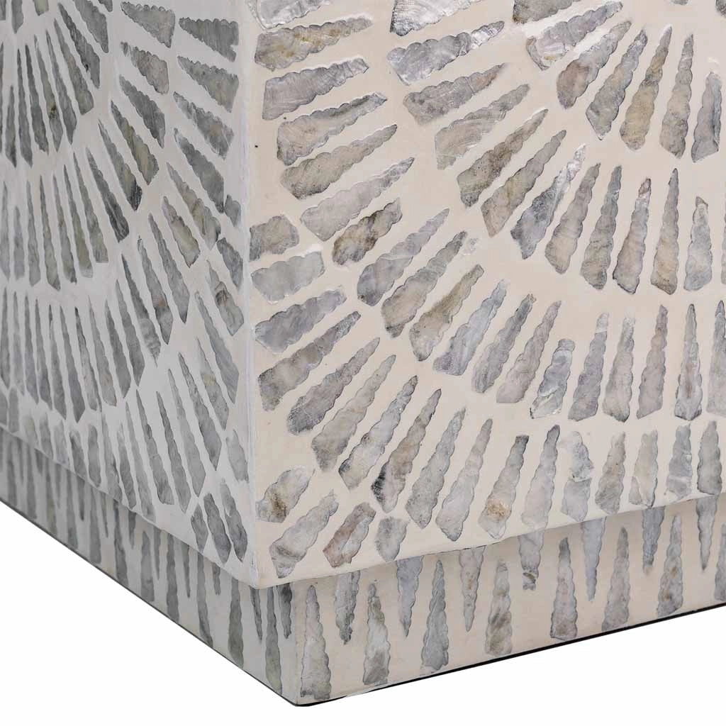 Sgabello in legno rifinito in capiz grigio 35x35x45h cm