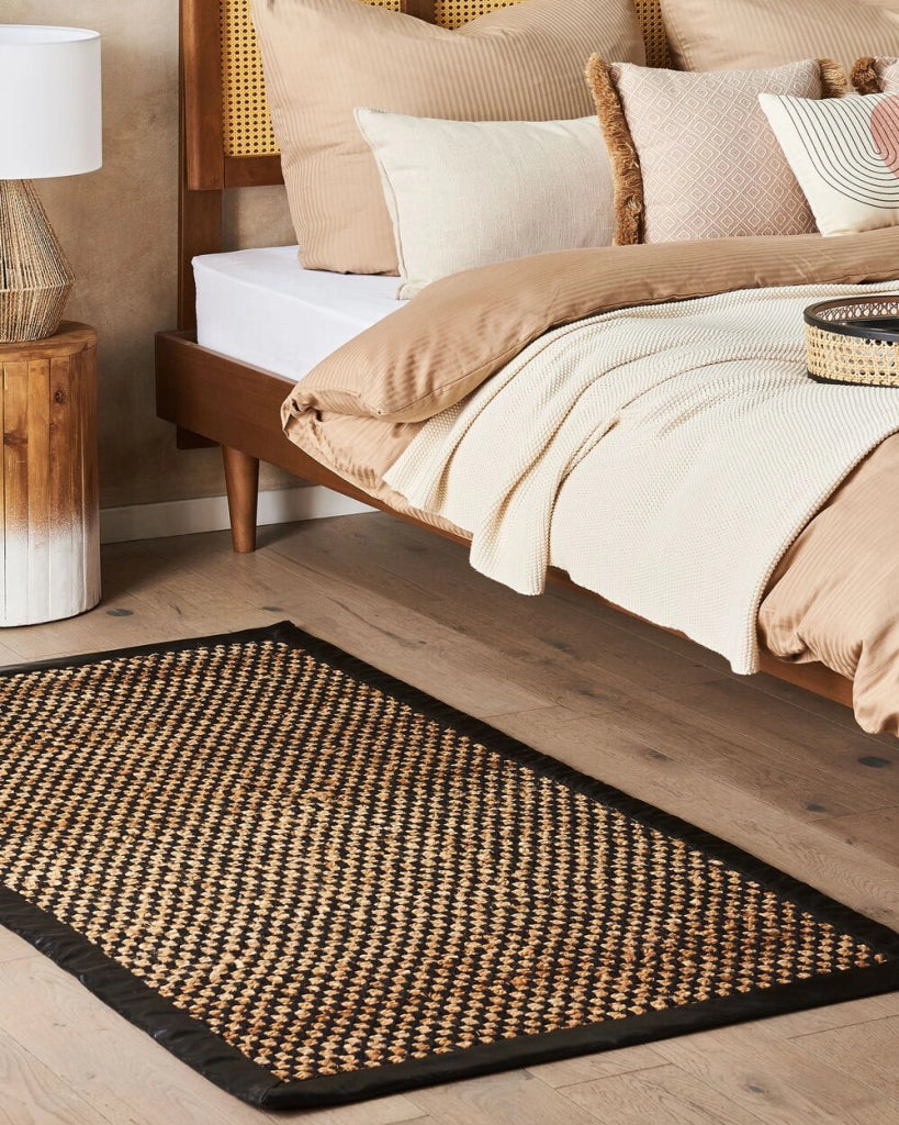 Tappeto in iuta e pelle rettangolare con motivo a scacchi intrecciato a mano nero e beige 80 x 150 cm stile rustico
