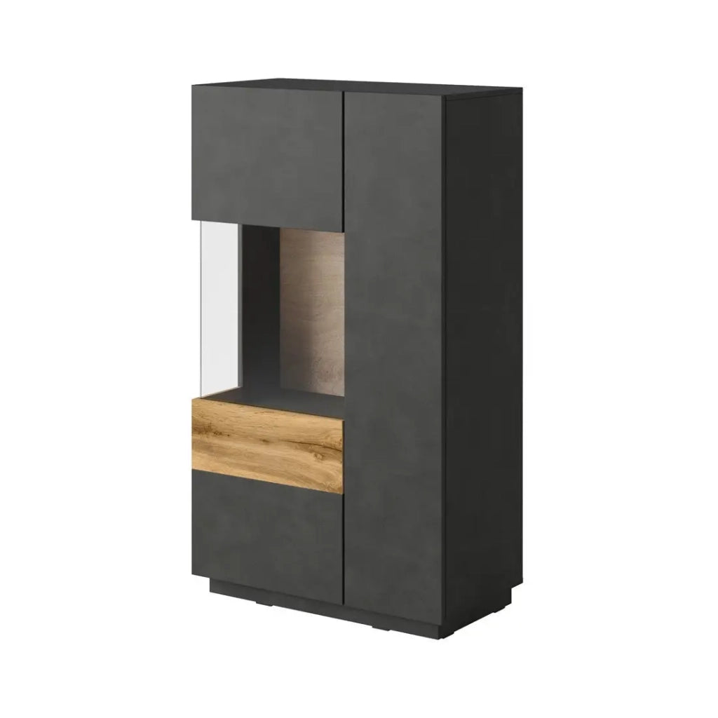 Credenza alta con collezione KILES a due porte. Colori grigio antracite e rovere. Porta a vetro sulla sinistra.