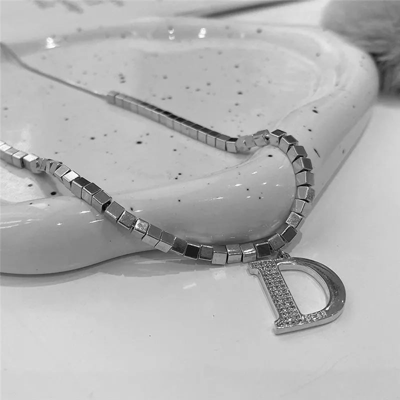 Collana con lettera in zirconi microintarsiati, realizzata a mano: regalo di Natale o di compleanno.