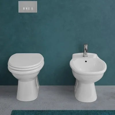 Coppia di sanitari tradizionali e copriwater con chiusura rallentata Karla