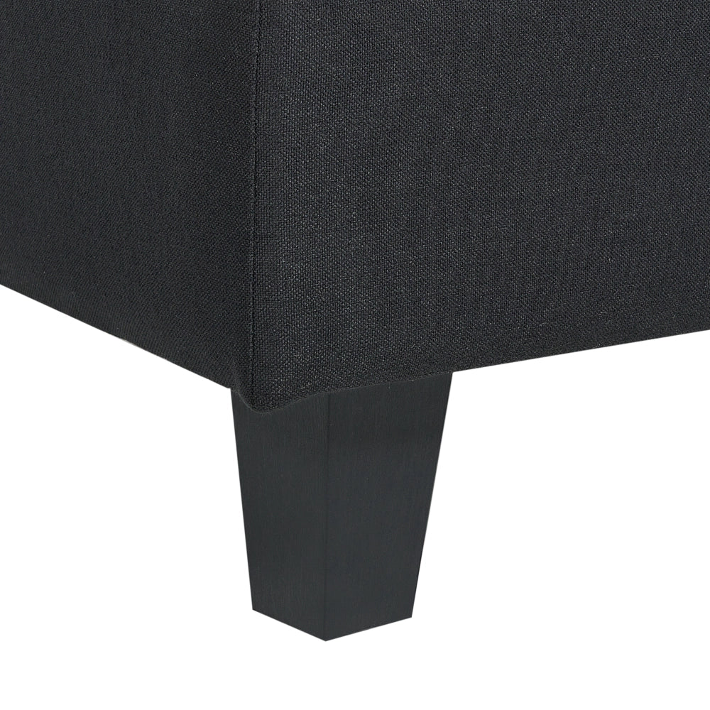 Divano componibile 4 posti imbottito in tessuto nero con gambe nere schienale imbottito lato sinistro con pouf stile moderno