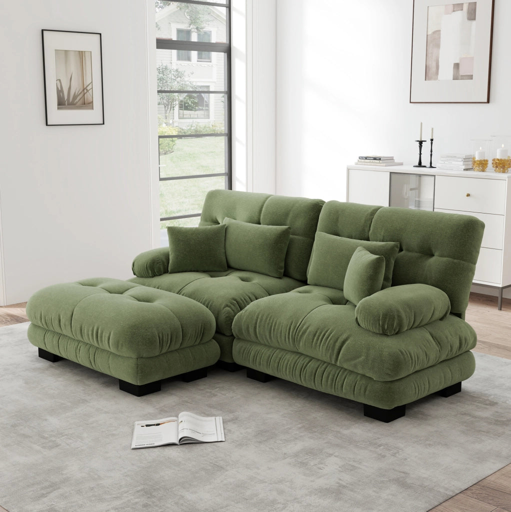 Divano modulare in chenille verde con ottoman mobili; cuscini lombari e braccioli ampi