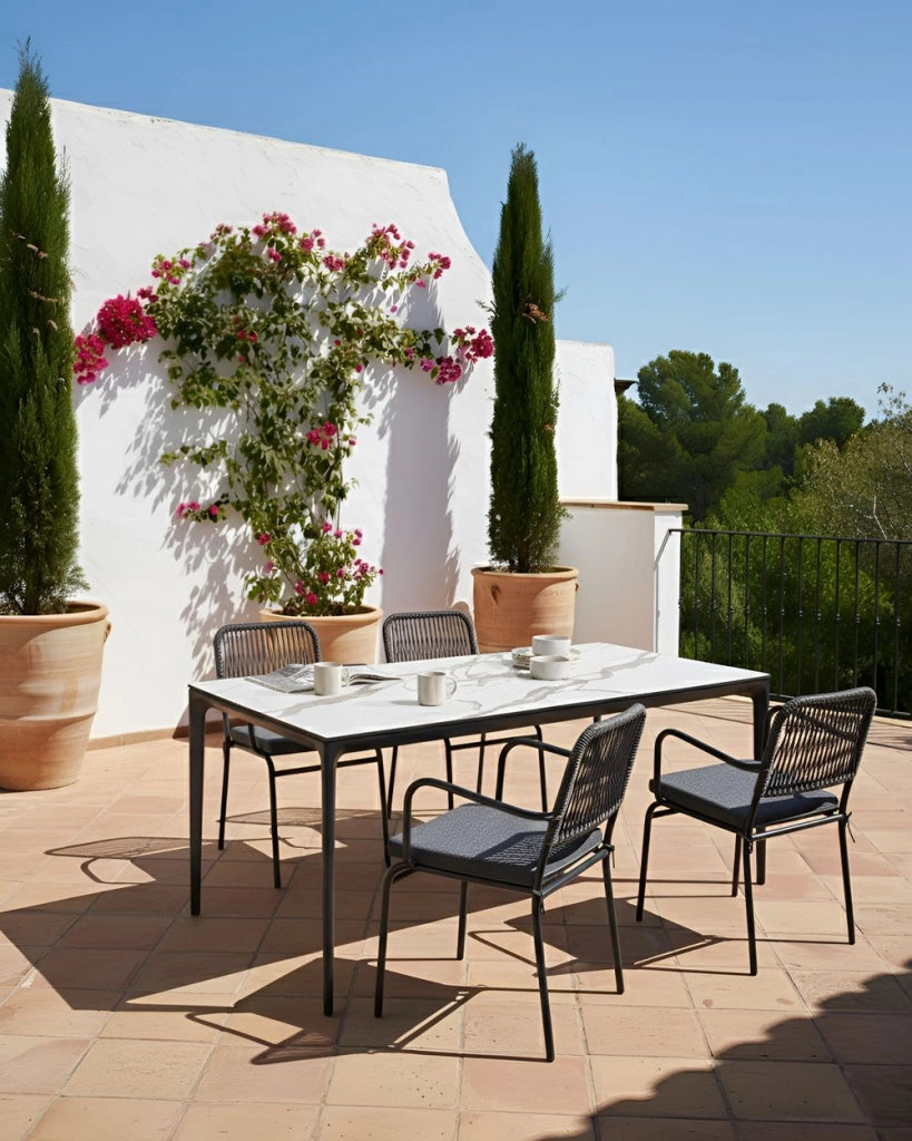 Set di 4 sedie da giardino in metallo alluminio impilabile verniciato a polvere per esterni con cuscini extra grigio