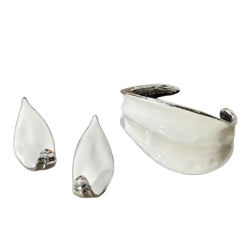 Bracciale e orecchini in smalto bianco a forma di voluta: gioielli di nicchia, minimalisti e di alta gamma per donna.